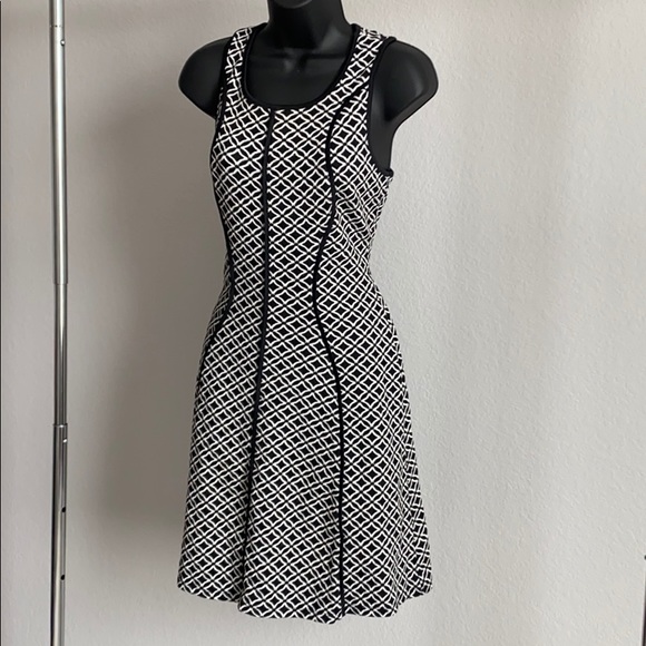 Sleeveless patterned dress - Picture 2 of 4